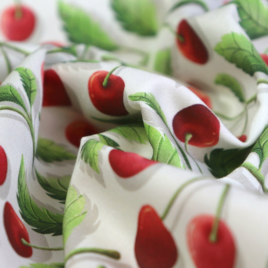 Tessuto in Raso di 100% Cotone: Cherry Crush - Ciliegie su sfondo Bianco