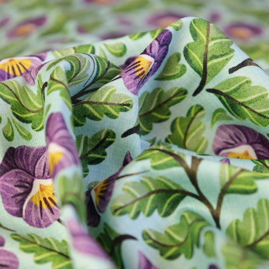 Tessuto in Raso di 100% Cotone: Pansy - Viola del Pensiero su sfondo Celeste