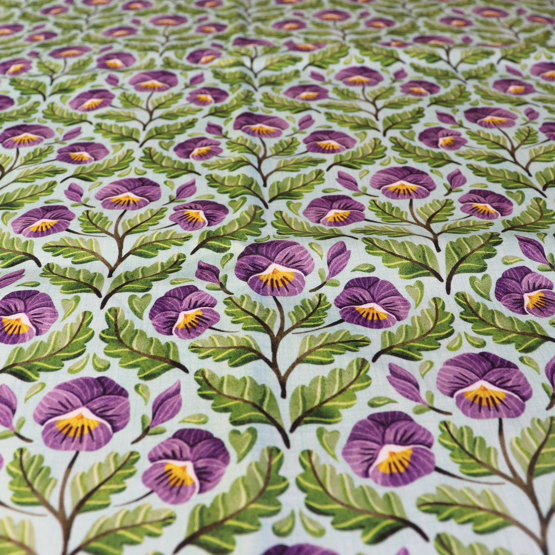 Tessuto in Raso di 100% Cotone: Pansy - Viola del Pensiero su sfondo Celeste