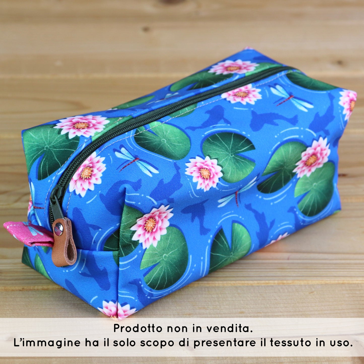 Tessuto SOFTSHELL impermeabile: Ninfee, carpe koi e libellule su sfondo azzurro