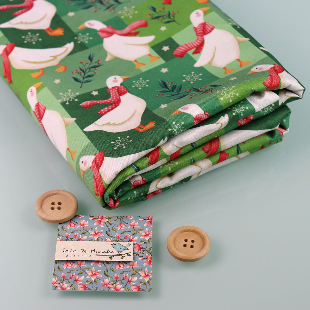 Tessuto in Raso di 100% Cotone: "Merry Geese", Oche di Natale su sfondo Verde