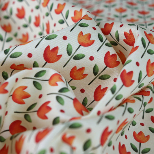 Tessuto in Raso di 100% Cotone: Tulipani Arancioni su sfondo Chiaro