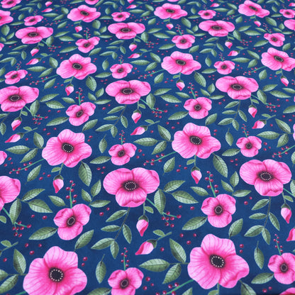 Tessuto in Raso di 100% Cotone: Fiori Rosa su sfondo Blu Scuro