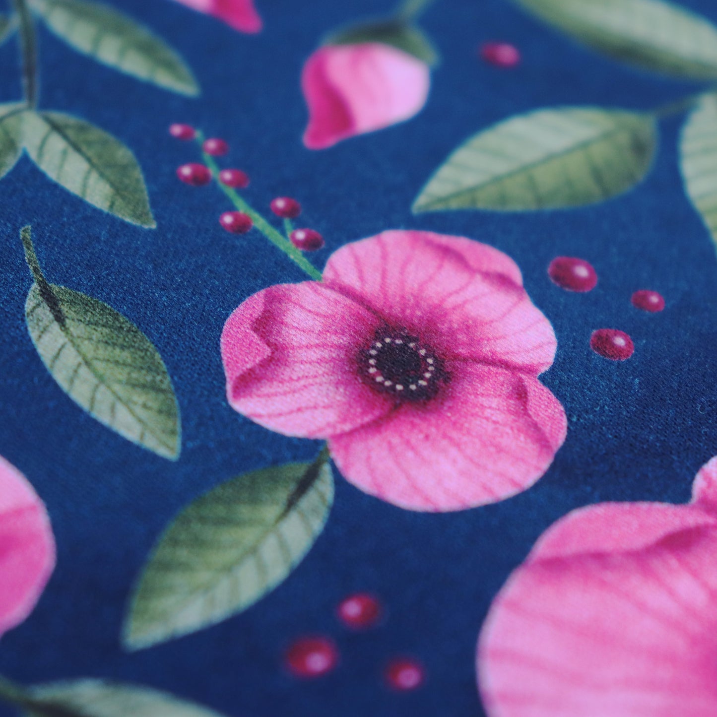Tessuto in Raso di 100% Cotone: Fiori Rosa su sfondo Blu Scuro