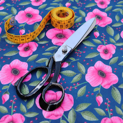 Tessuto in Raso di 100% Cotone: Fiori Rosa su sfondo Blu Scuro