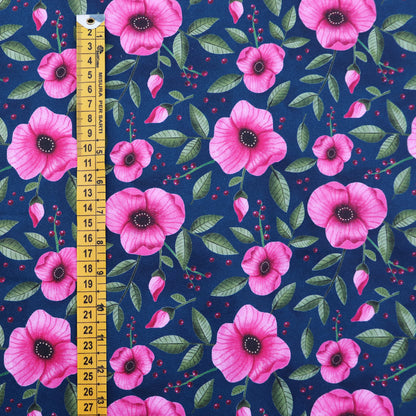 Tessuto in Raso di 100% Cotone: Fiori Rosa su sfondo Blu Scuro