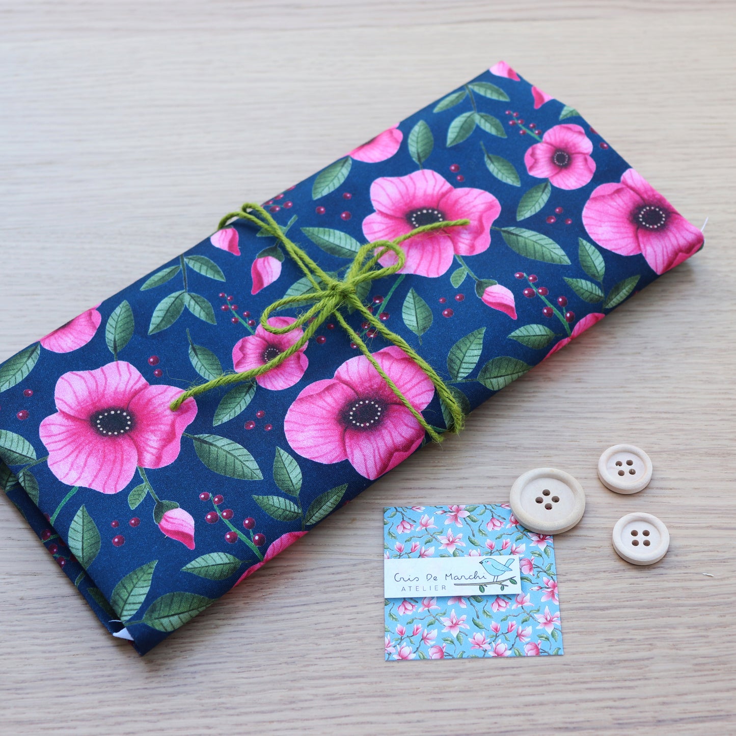 Tessuto in Raso di 100% Cotone: Fiori Rosa su sfondo Blu Scuro