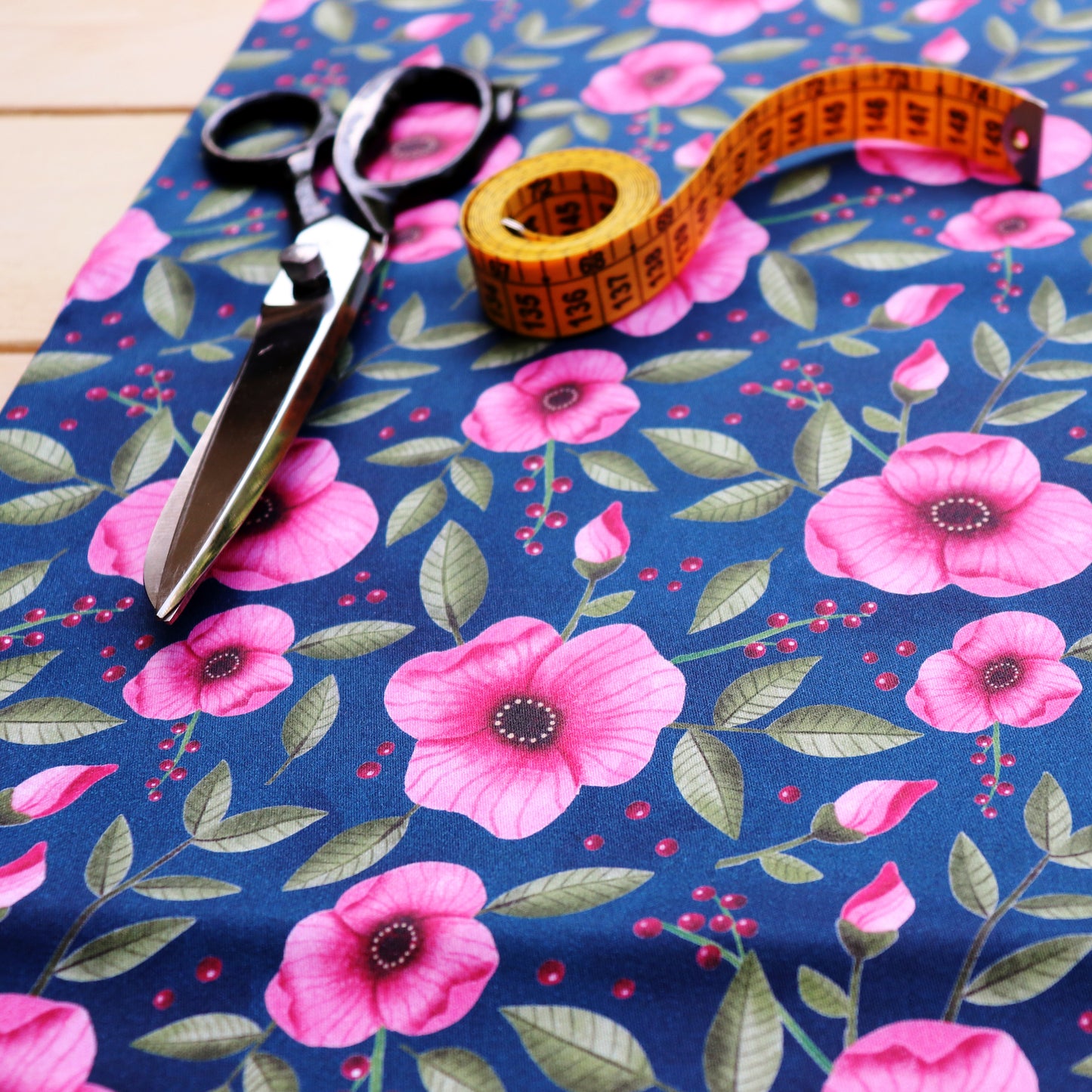 Tessuto in Raso di 100% Cotone: Fiori Rosa su sfondo Blu Scuro