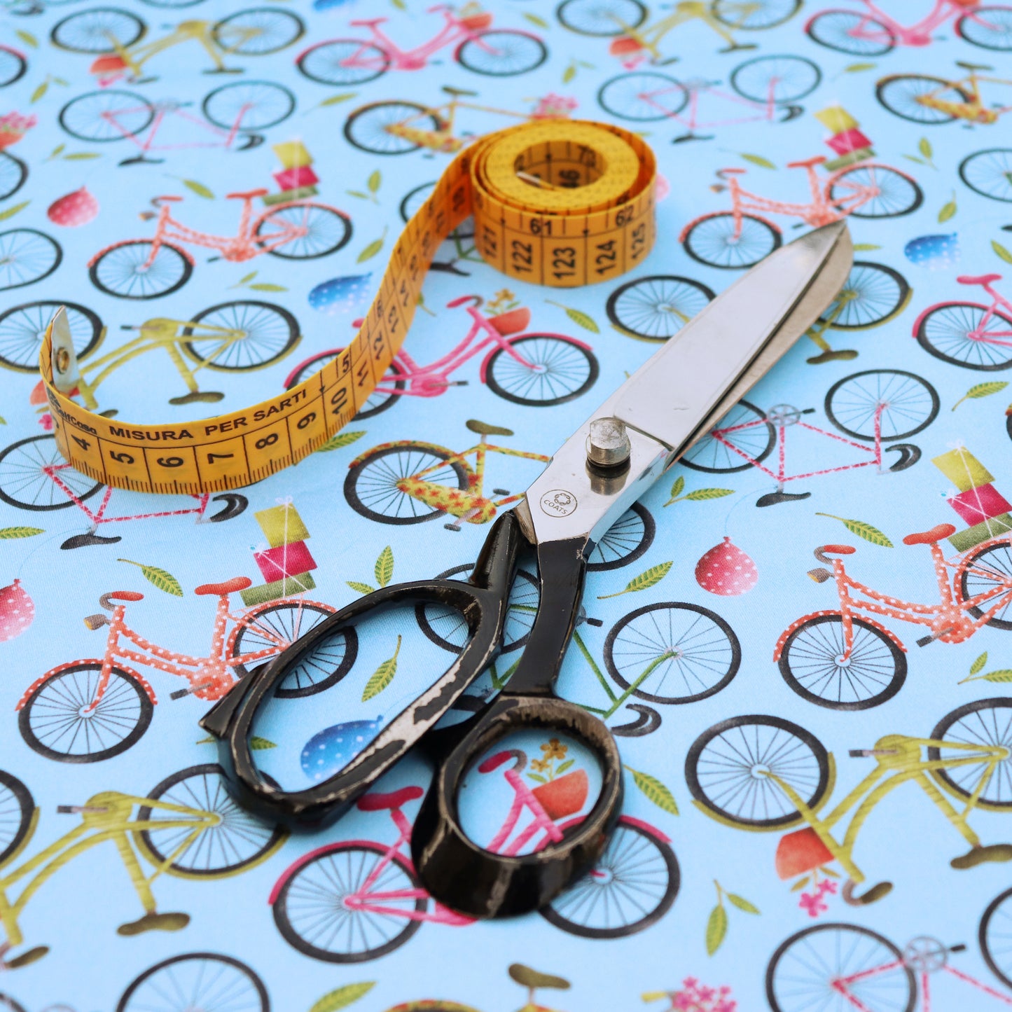 Tessuto in Raso di 100% Cotone: Biciclette su sfondo Celeste