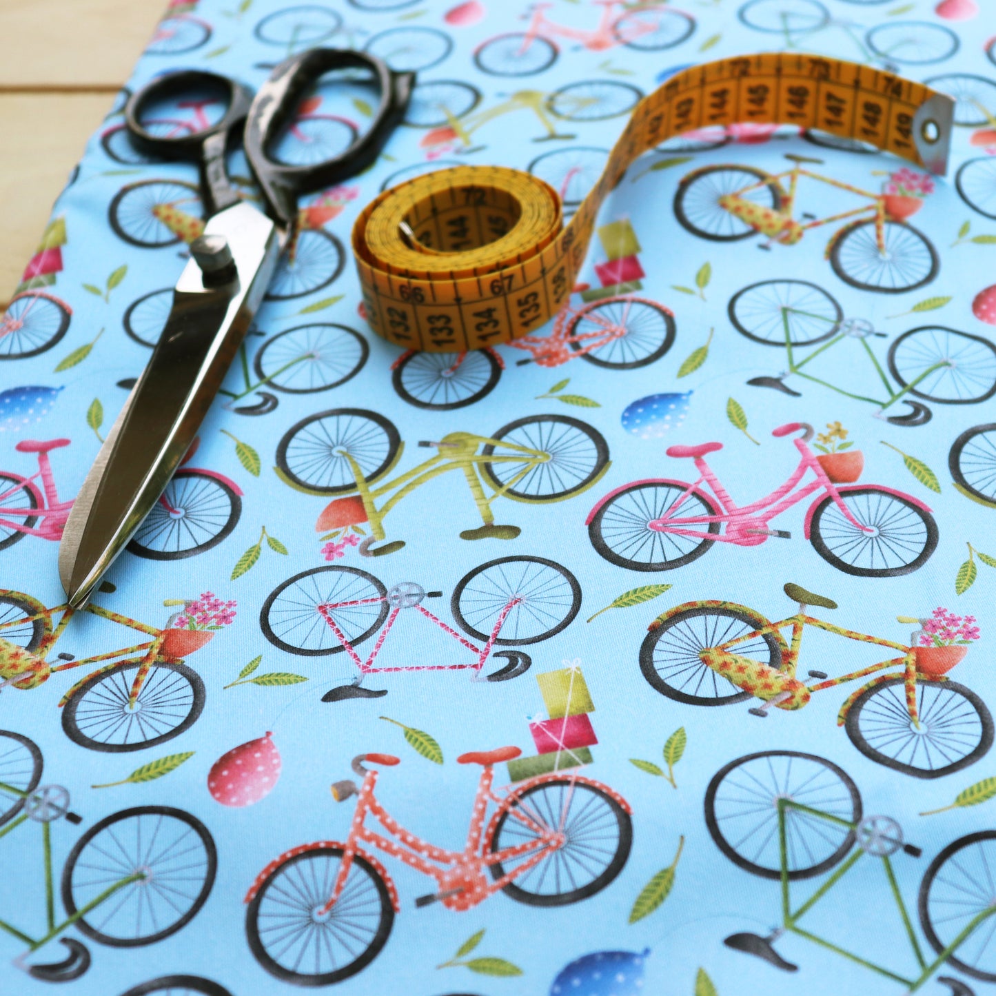 Tessuto in Raso di 100% Cotone: Biciclette su sfondo Celeste