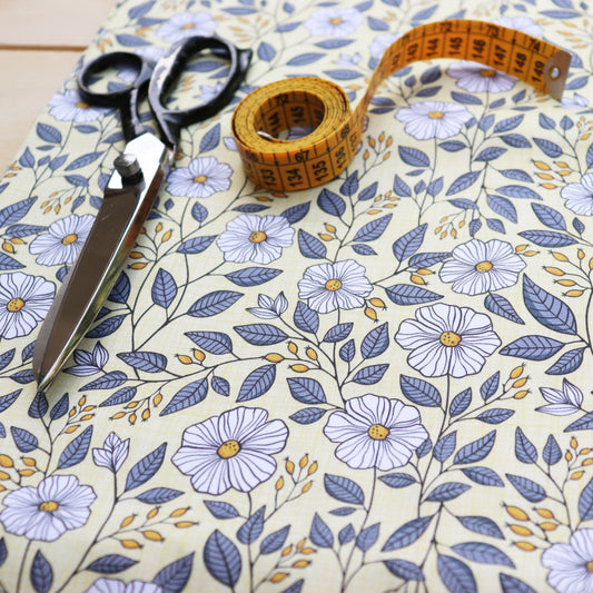 Tessuto in Raso di 100% Cotone: Fiori Bianchi su sfondo Giallo