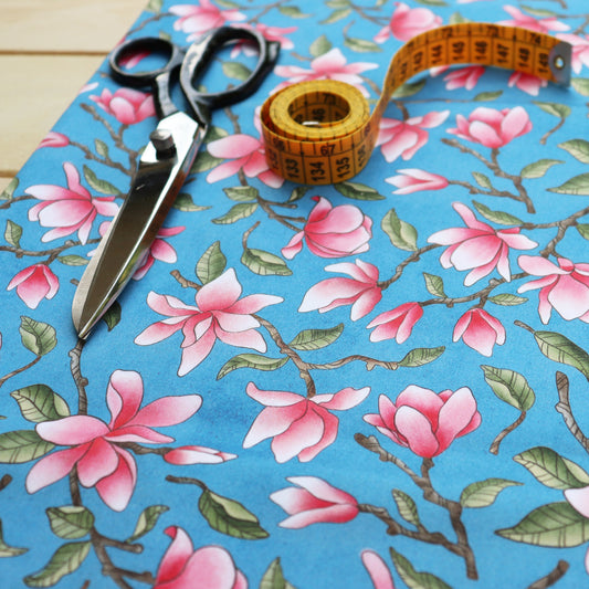 Tessuto in Raso di 100% Cotone: Magnolie su sfondo Azzurro