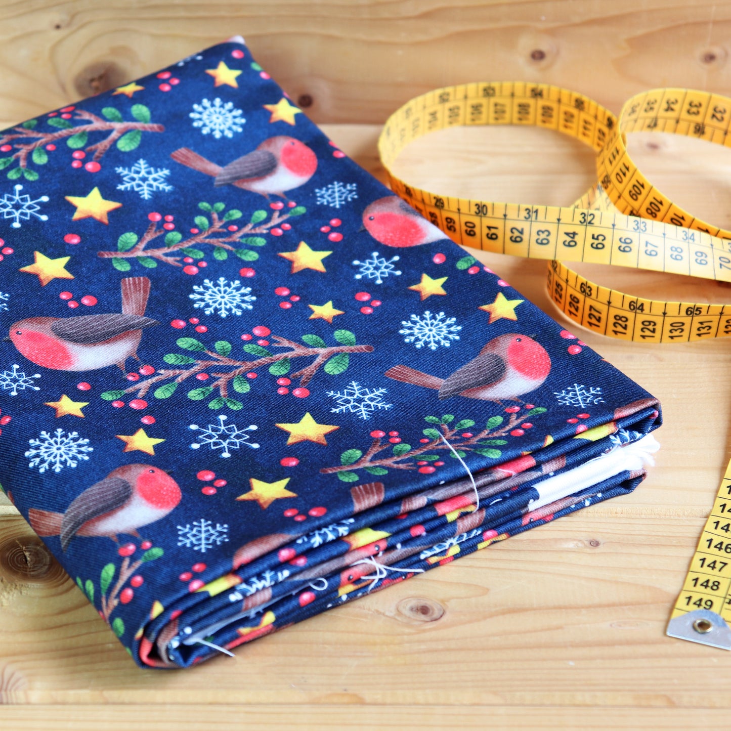 Tessuto in Gabardina di 100% Cotone: Pettirossi e Stelle di Natale su sfondo Blu Scuro