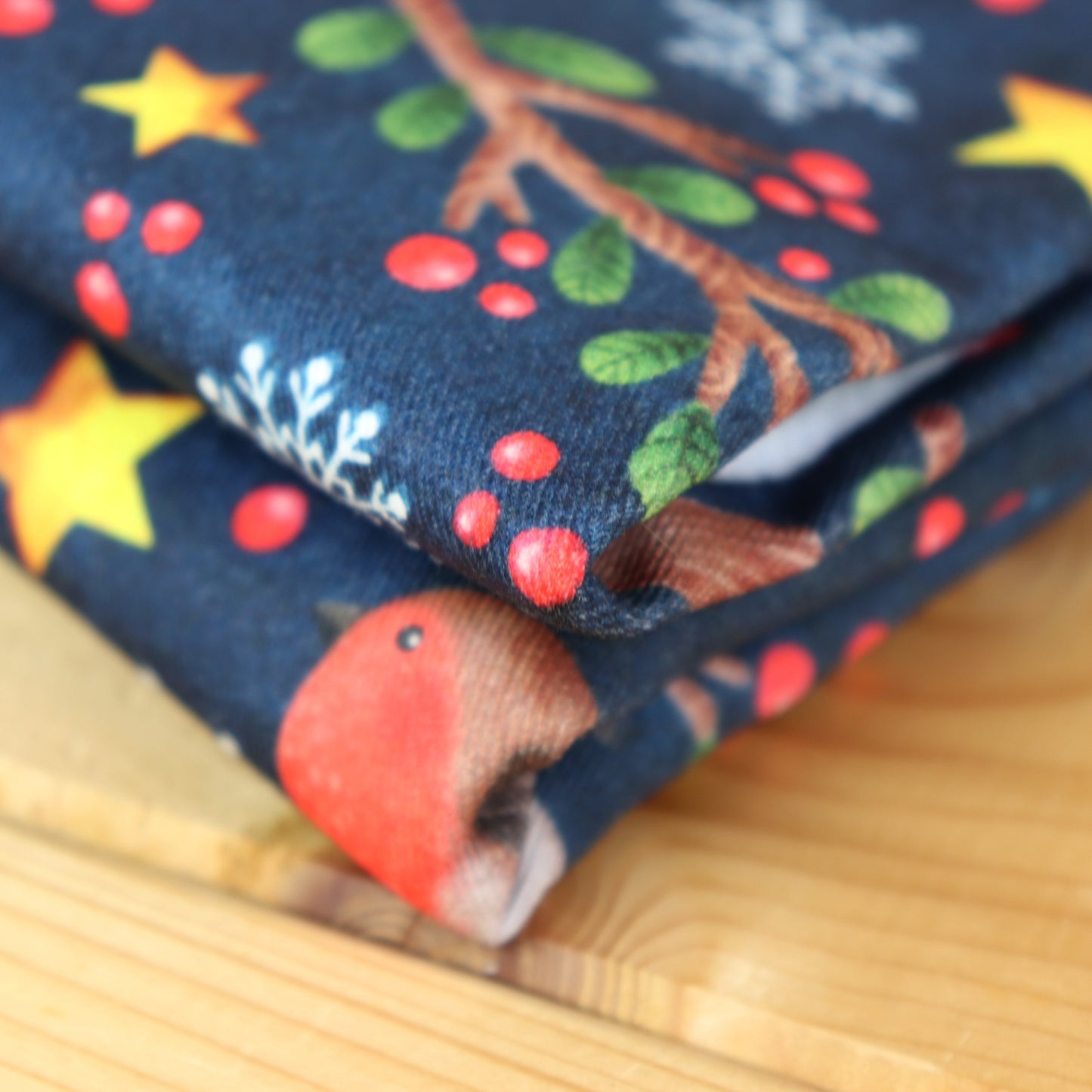 Tessuto in Gabardina di 100% Cotone: Pettirossi e Stelle di Natale su sfondo Blu Scuro