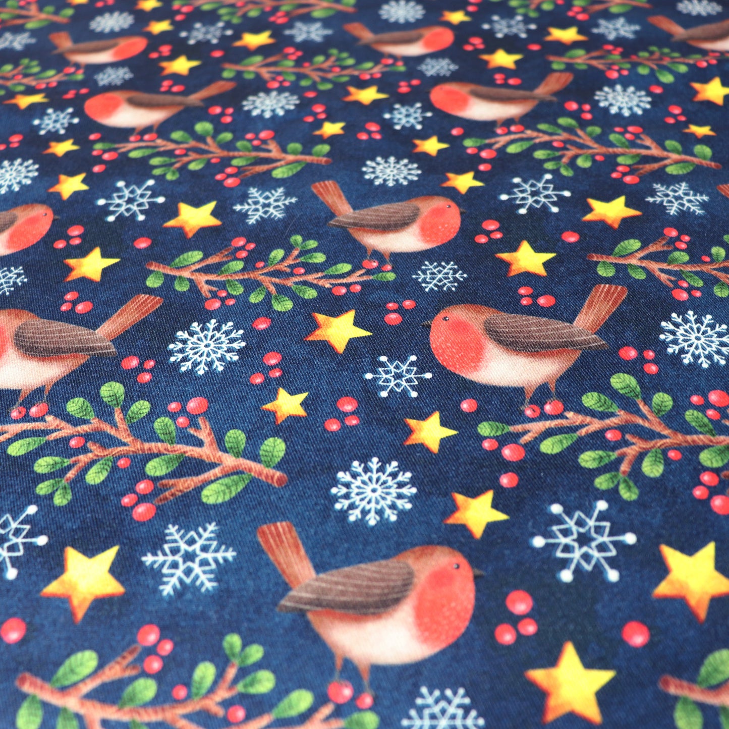 Tessuto in Gabardina di 100% Cotone: Pettirossi e Stelle di Natale su sfondo Blu Scuro