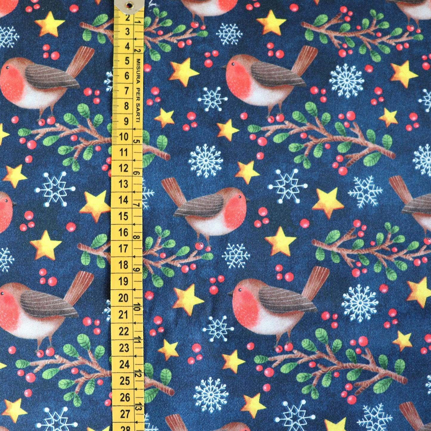Tessuto in Gabardina di 100% Cotone: Pettirossi e Stelle di Natale su sfondo Blu Scuro
