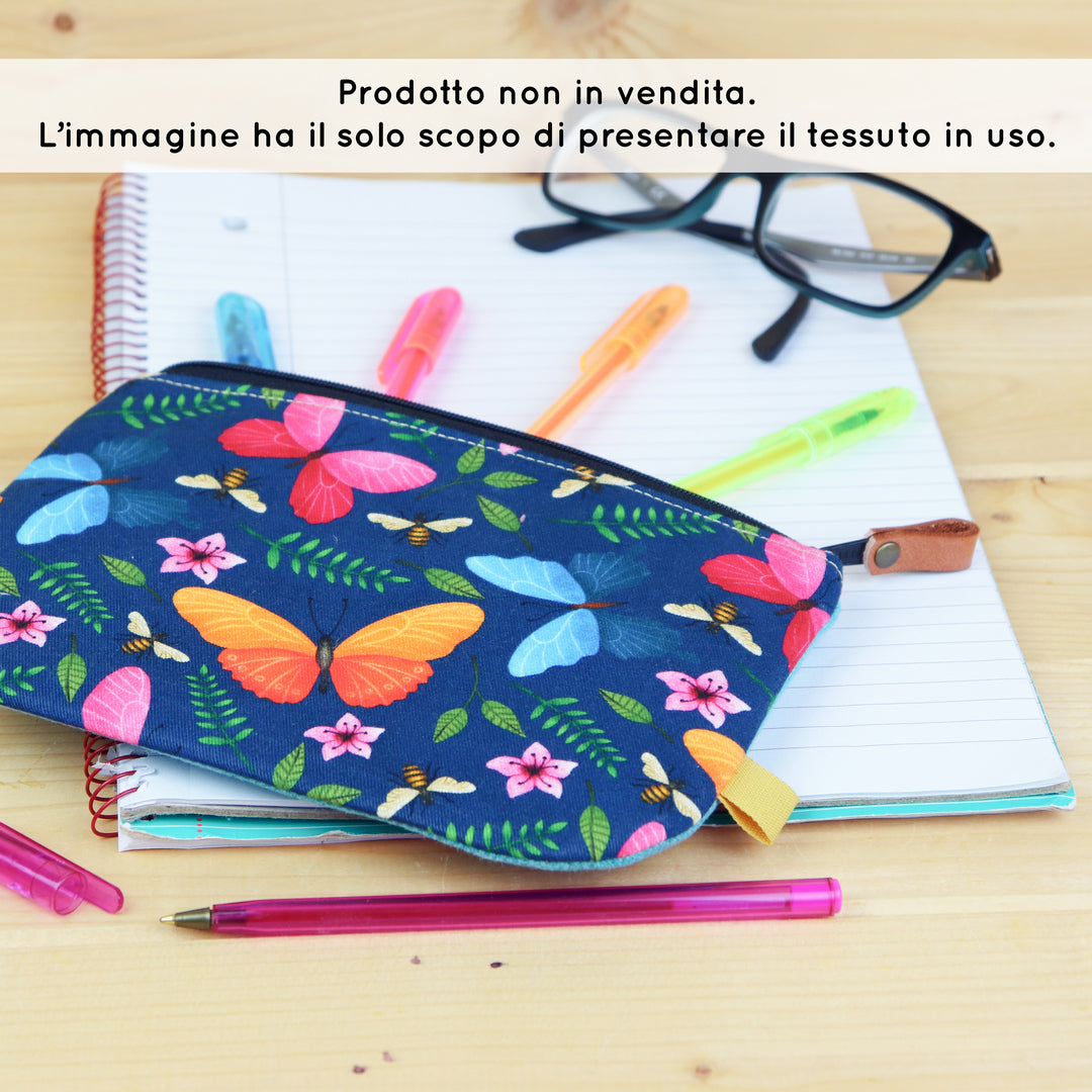 Tessuto in Raso di 100% Cotone: Farfalle Colorate su sfondo Blu Scuro