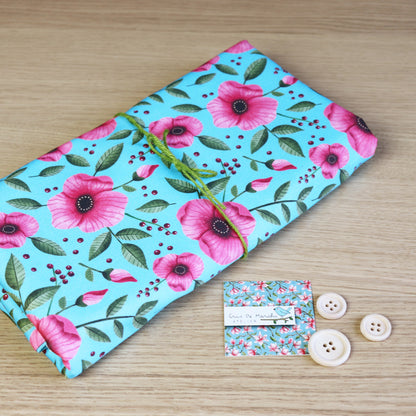 Tessuto in Raso di 100% Cotone: Fiori Rosa su sfondo Turchese