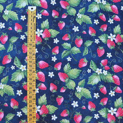 Tessuto in Raso di 100% Cotone: Fragole su sfondo Blu Scuro