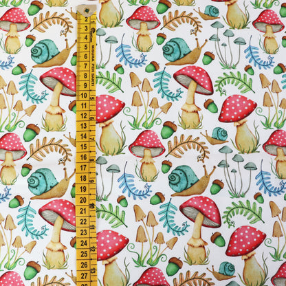 Tessuto in Gabardina di 100% Cotone: Funghi e Lumache su sfondo Bianco