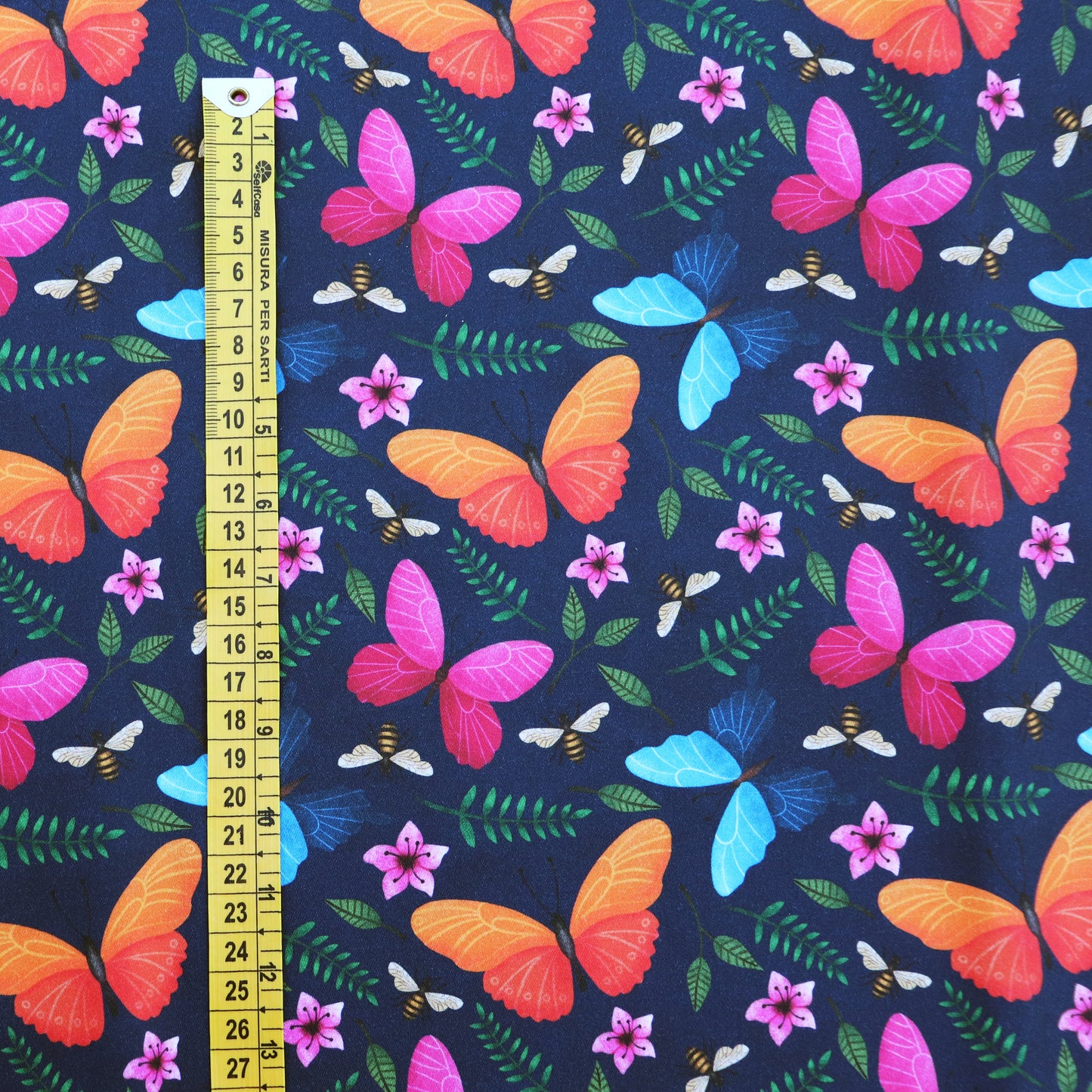 Tessuto in Raso di 100% Cotone: Farfalle Colorate su sfondo Blu Scuro