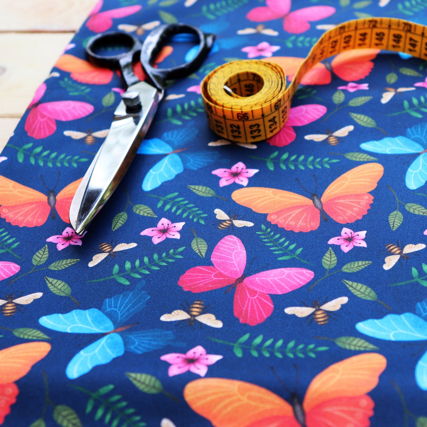 Tessuto in Raso di 100% Cotone: Farfalle Colorate su sfondo Blu Scuro
