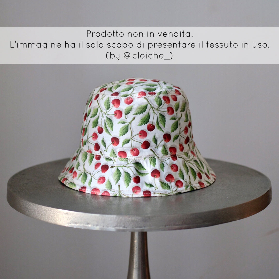 Tessuto in Raso di 100% Cotone: Cherry Crush - Ciliegie su sfondo Bianco