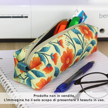 Tessuto in Raso di 100% Cotone: Vintage Botanica - Fiori Arancioni su sfondo Chiaro