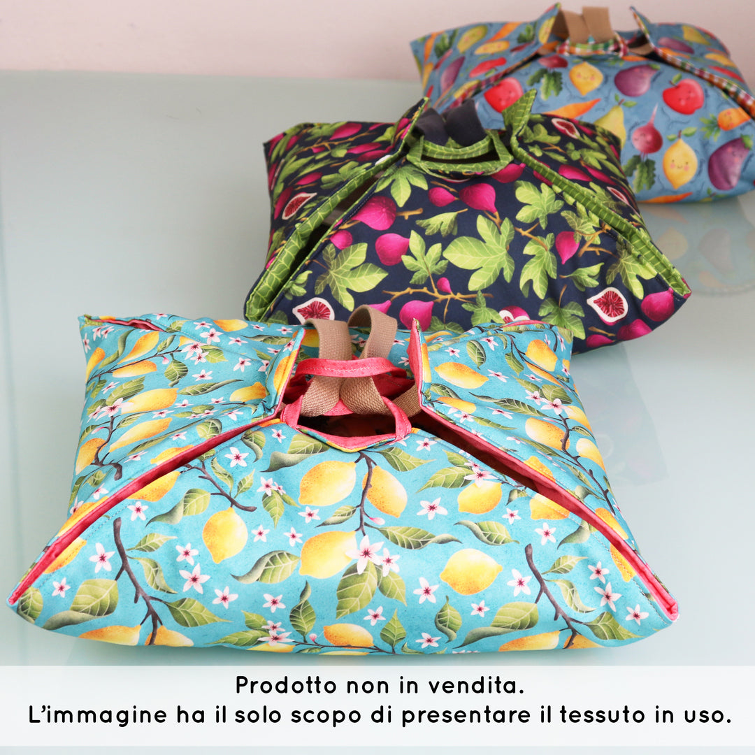 Tessuto in Raso di 100% Cotone: Frutta e Verdura su sfondo Celeste