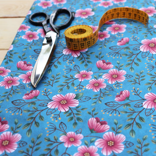Tessuto in Raso di 100% Cotone: Fiori Rosa su sfondo Azzurro