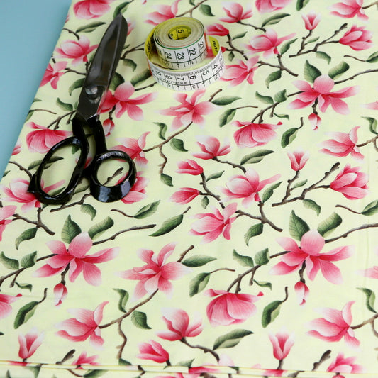 Tessuto in Raso di 100% Cotone: Magnolie su sfondo Giallo