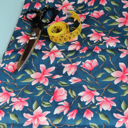 Tessuto in Raso di 100% Cotone: Magnolie su sfondo Blu