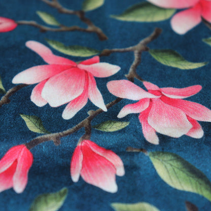Tessuto in Raso di 100% Cotone: Magnolie su sfondo Blu