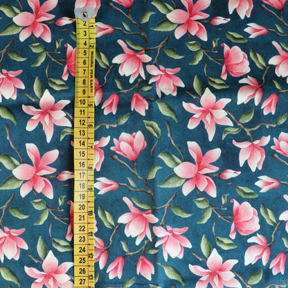 Tessuto in Raso di 100% Cotone: Magnolie su sfondo Blu