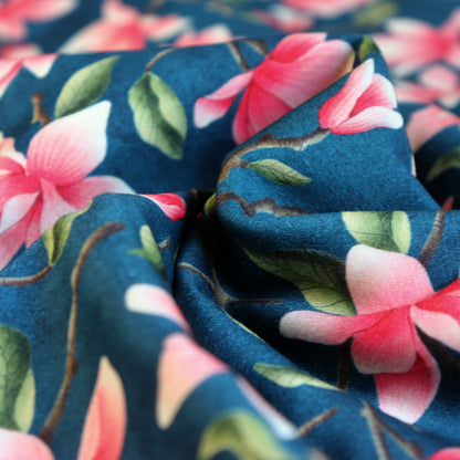 Tessuto in Raso di 100% Cotone: Magnolie su sfondo Blu