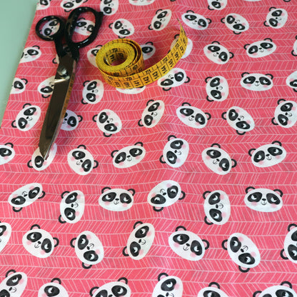 Tessuto in Raso di 100% Cotone: Paffutelli Panda su sfondo Rosa