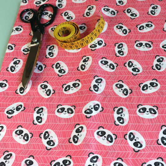 Tessuto in Raso di 100% Cotone: Paffutelli Panda su sfondo Rosa