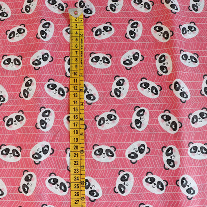 Tessuto in Raso di 100% Cotone: Paffutelli Panda su sfondo Rosa