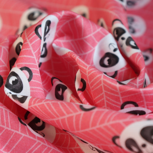 Tessuto in Raso di 100% Cotone: Paffutelli Panda su sfondo Rosa