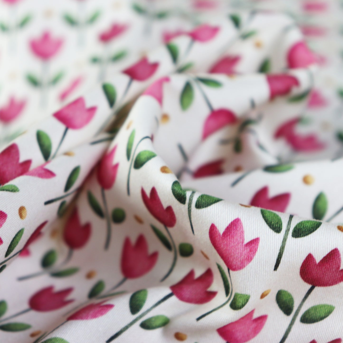 Tessuto in Raso di 100% Cotone: Tulipani Rosa su sfondo Chiaro
