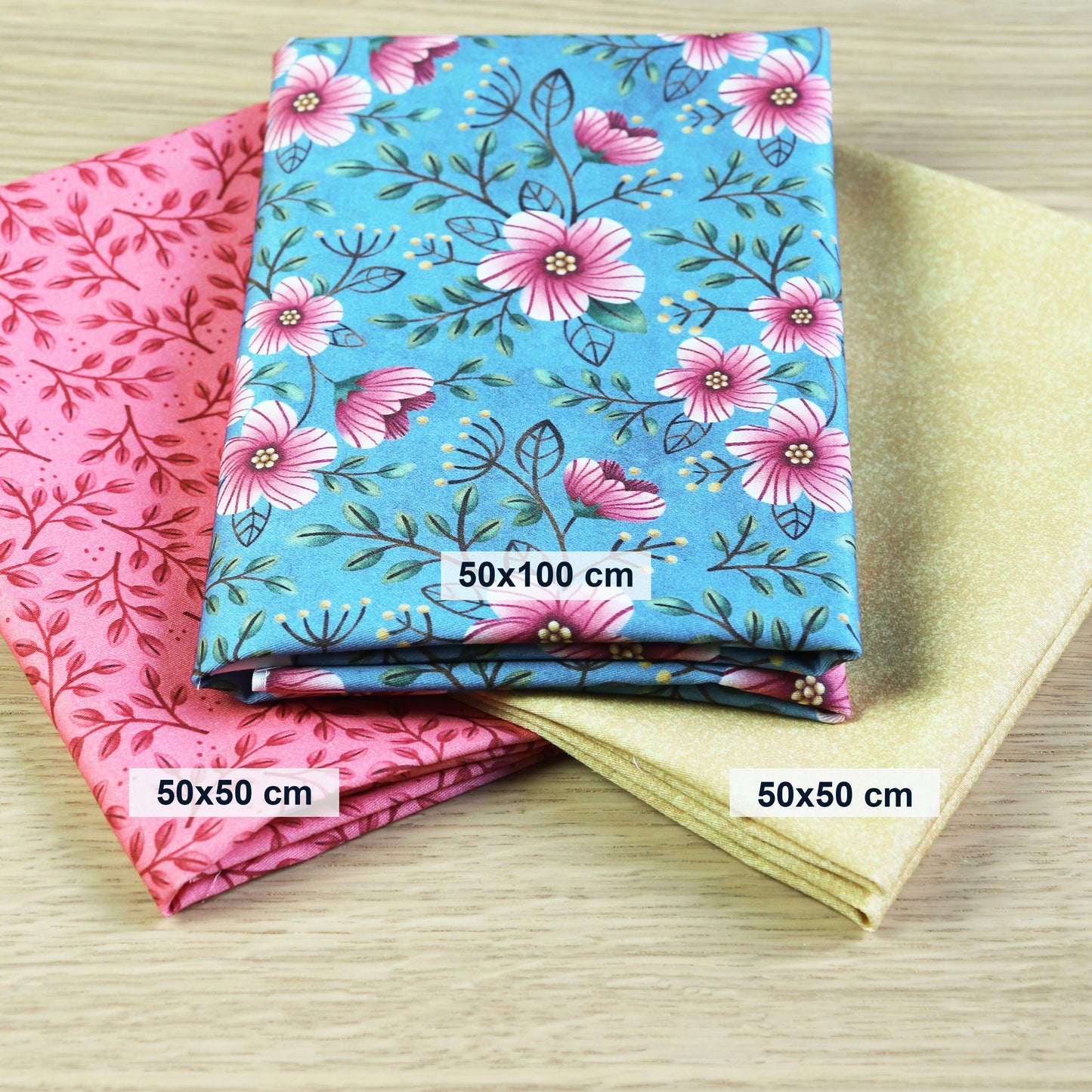 Set di 3 Tessuti Coordinati in Raso 100% Cotone: Fiori Rosa su sfondo Azzurro