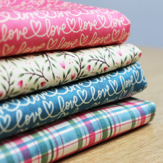 Set di 4 Tessuti Coordinati in Raso 100% Cotone: Love is in the Air