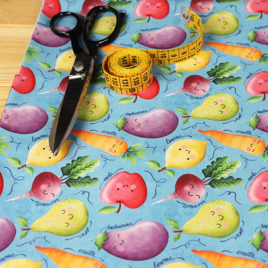 Tessuto in Raso di 100% Cotone: Frutta e Verdura su sfondo Celeste