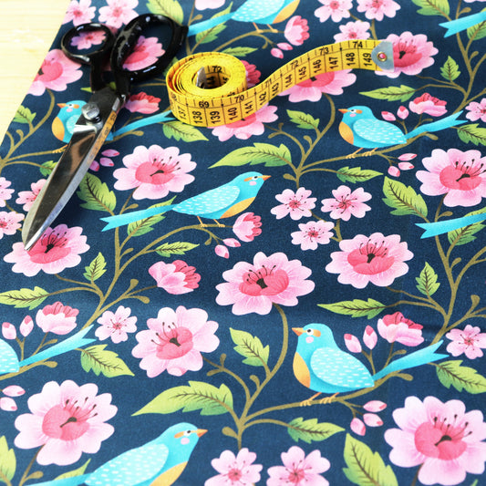 Tessuto in Raso di 100% Cotone: Uccellini e Fiori Rosa su sfondo Blu