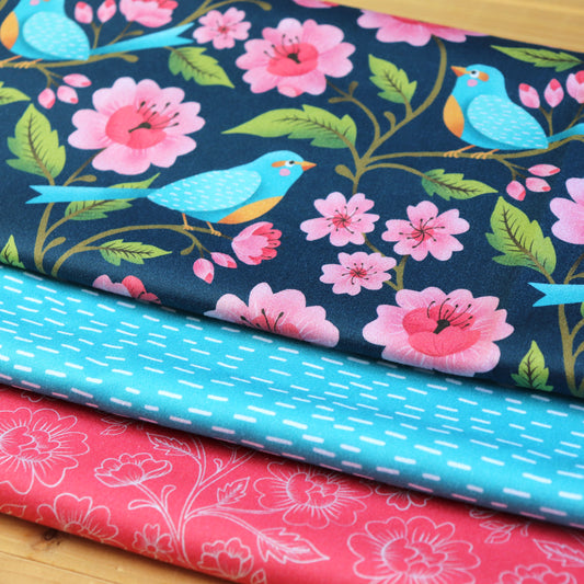 Set di 3 Tessuti Coordinati in Raso 100% Cotone: Uccellini Turchesi e Fiori Rosa su sfondo Blu scuro