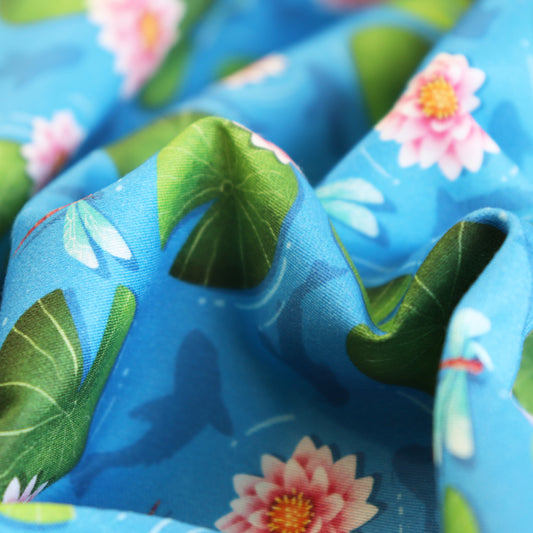 Set di 3 Tessuti Coordinati in Raso 100% Cotone: Ninfee, Fiori di Loto e Libellule su sfondo Azzurro