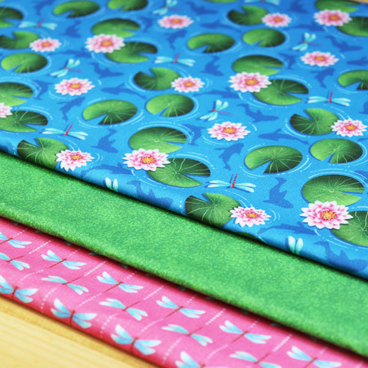 Set di 3 Tessuti Coordinati in Raso 100% Cotone: Ninfee, Fiori di Loto e Libellule su sfondo Azzurro