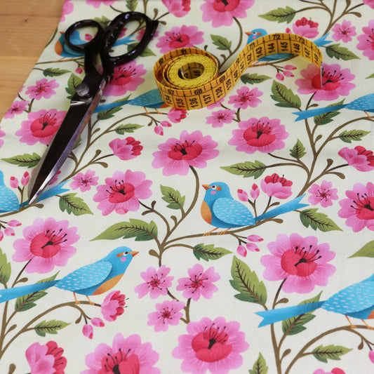 Tessuto in Raso di 100% Cotone: Uccellini e Fiori Rosa su sfondo Giallo