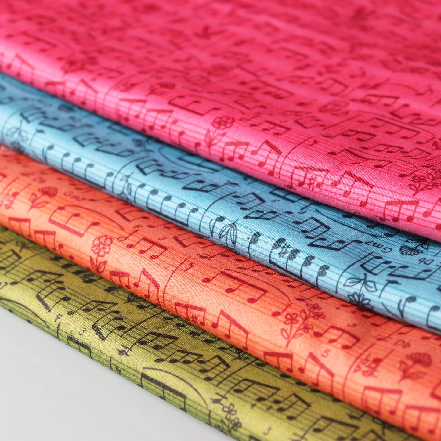 Set di 4 Tessuti Coordinati in Raso 100% Cotone: Note Musicali su 4 Colori diversi