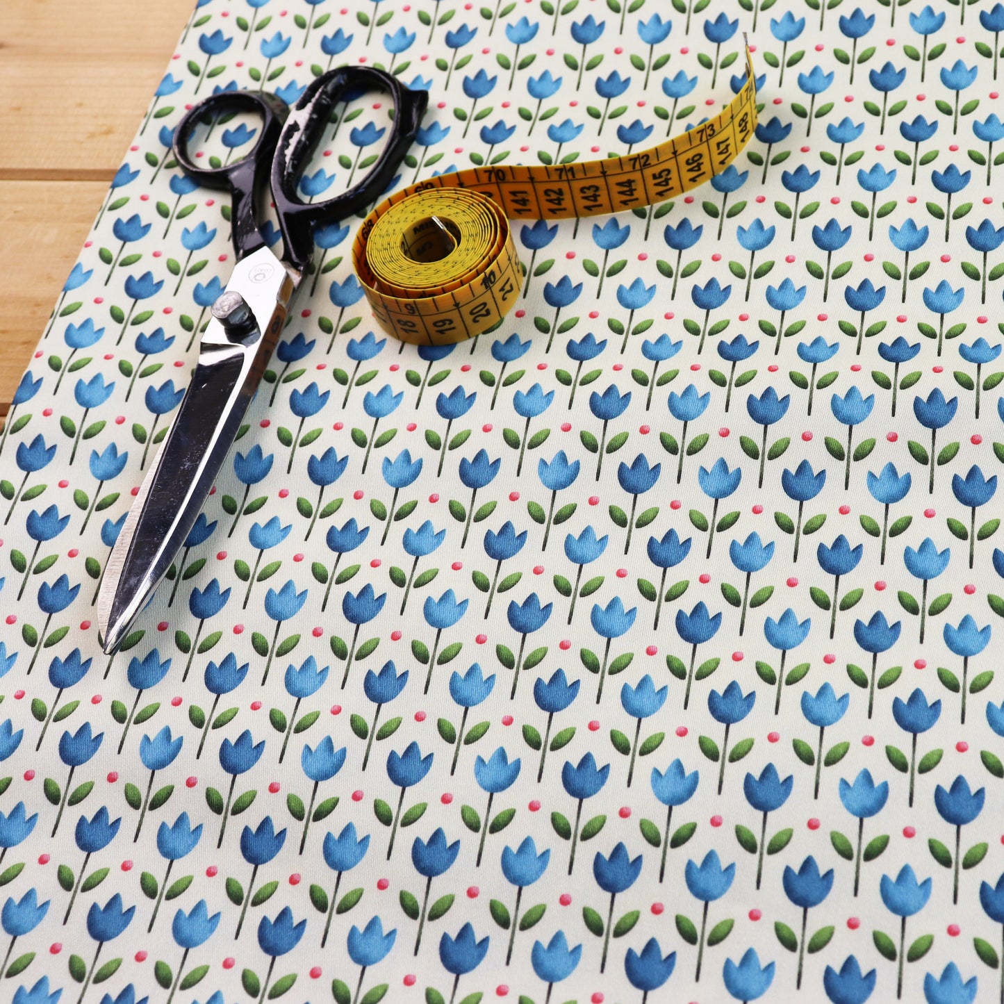 Tessuto in Raso di 100% Cotone: Tulipani Blu su sfondo Giallo Chiaro
